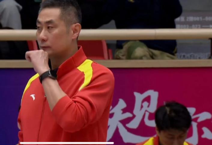 天津女排不敌江苏女排，无缘排超联赛的决赛。现场有天津球迷的观众。他们大声喊着