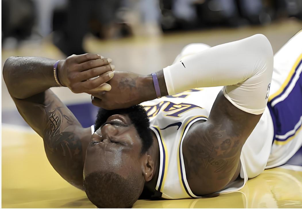 定了！明天背靠背老詹受伤了还要打，为了西部第四拼了赛后老詹接受采访时，又有记者