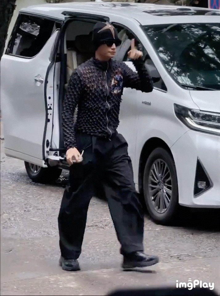 丁禹兮沪上潮男丁禹兮路透氛围感绝了！南美蛙穿搭清爽有型，动力感十足，是欧美现在