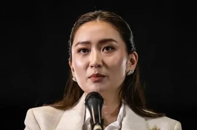 因为和洪森的通话问题，佩通坦还是被停职了，泰国宪法法院今天宣布的（新华社消息）。