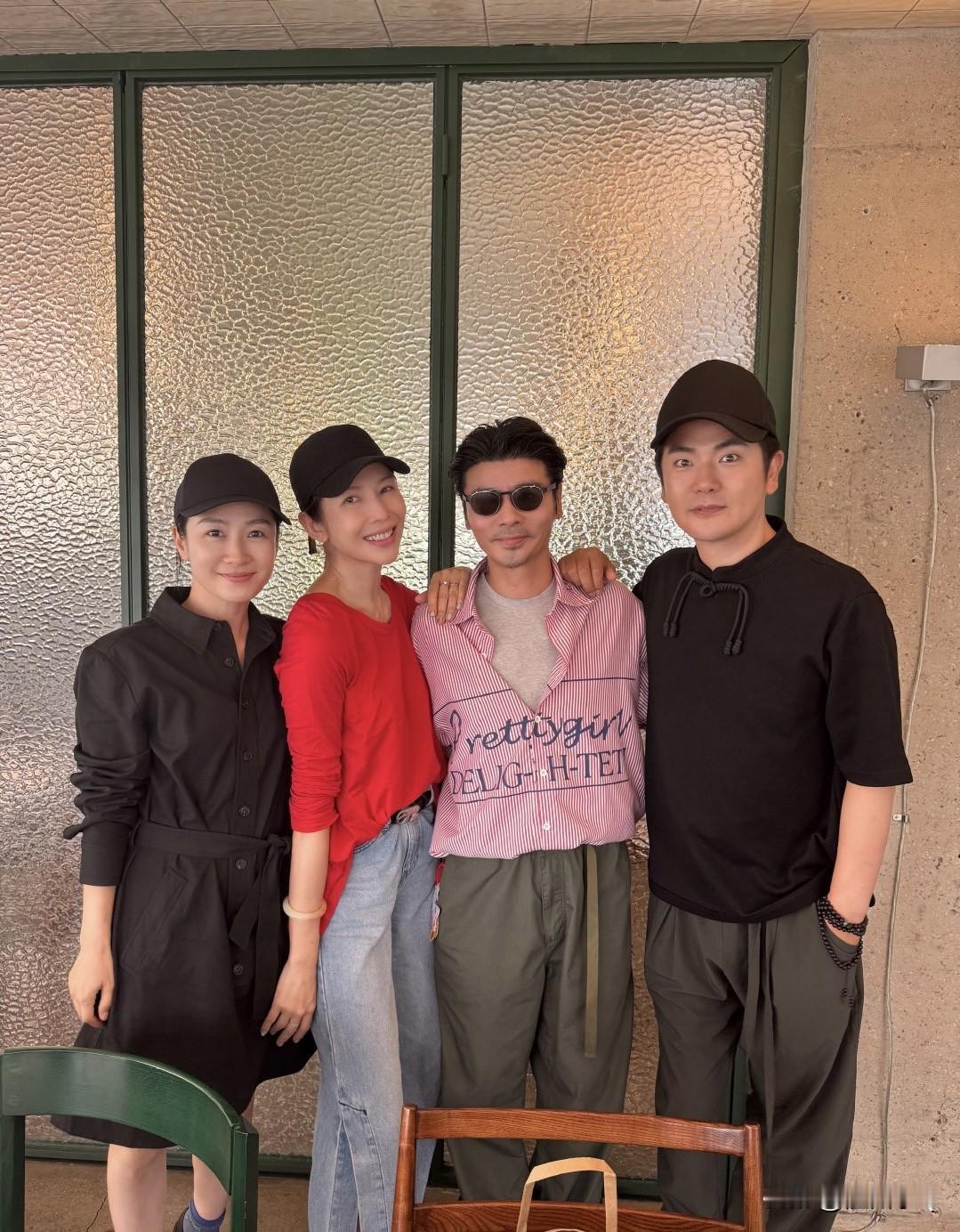 蔡少芬张晋夫妇和张晓龙、陶昕然聚餐，甄嬛三人组不约而同都戴了同款黑色帽子，这就是