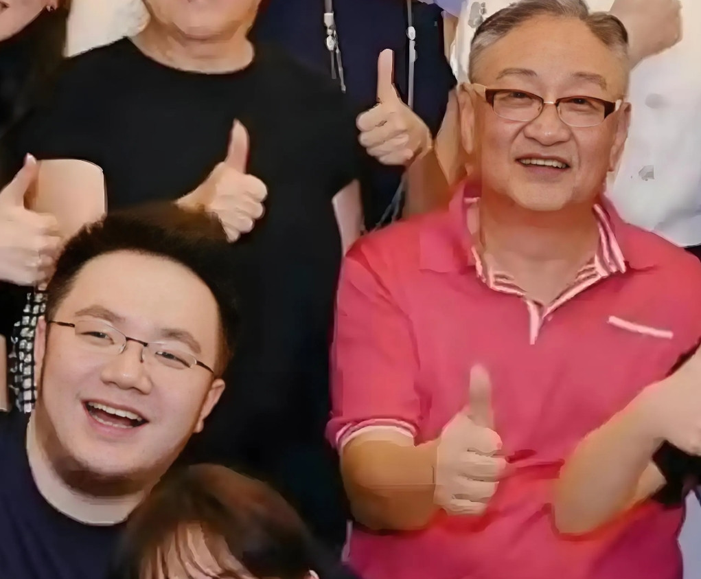 绝了！巴图继父硬核护犊子！全网狂赞：这才是真爹！巴图深陷舆论风波，关键时刻