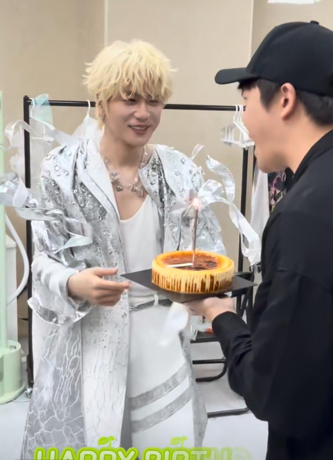 俞灏明太暖心后台给陆虎送生日蛋糕🎂！哈哈哈，俞灏明简直就是0713里的暖心男