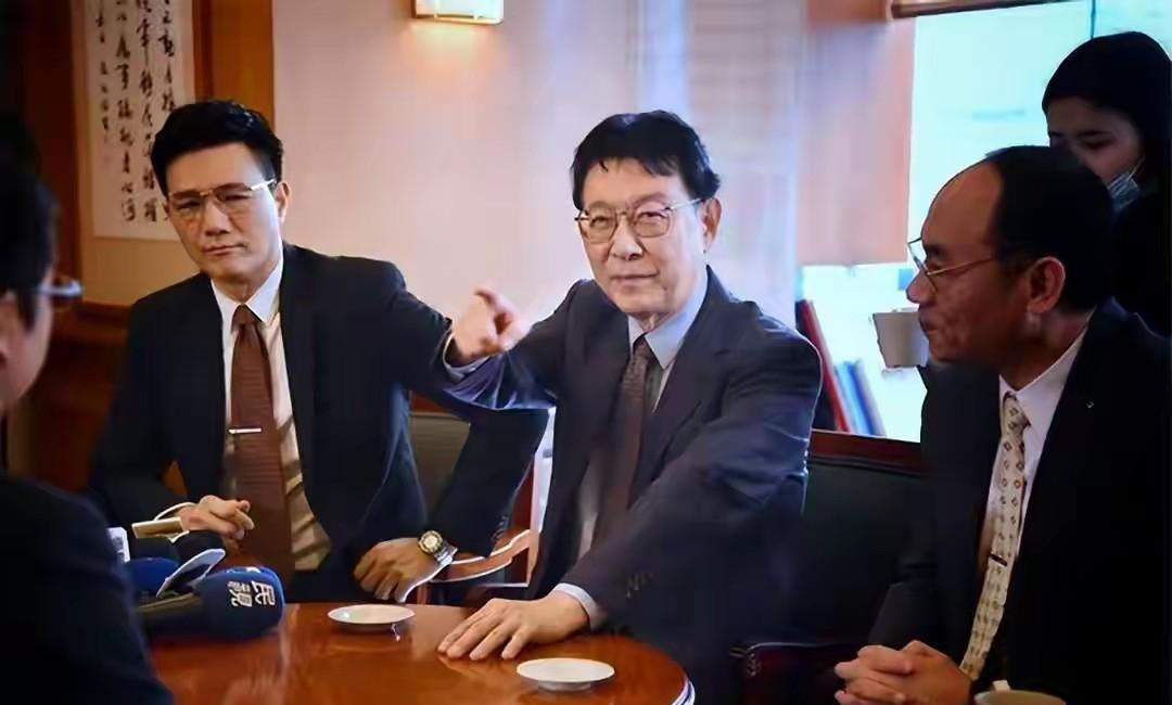 赵少康又说了一通让人匪夷所思、气愤不已的话！赵少康说：我不是统派更不是支持统一