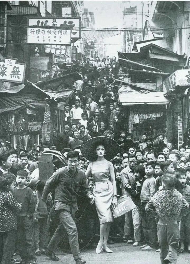1962年，香港街头的外国模特，营造出一种时尚与传统的反差感。现在的香港街头貌