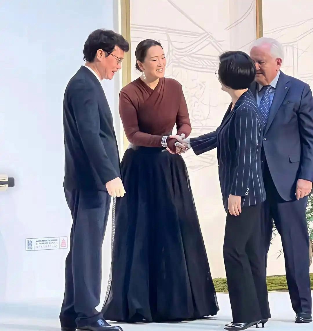 我的天！巩俐居然跟着丈夫去法国国宴了，也太有面儿了吧！刷到照片我直接激动到拍大腿