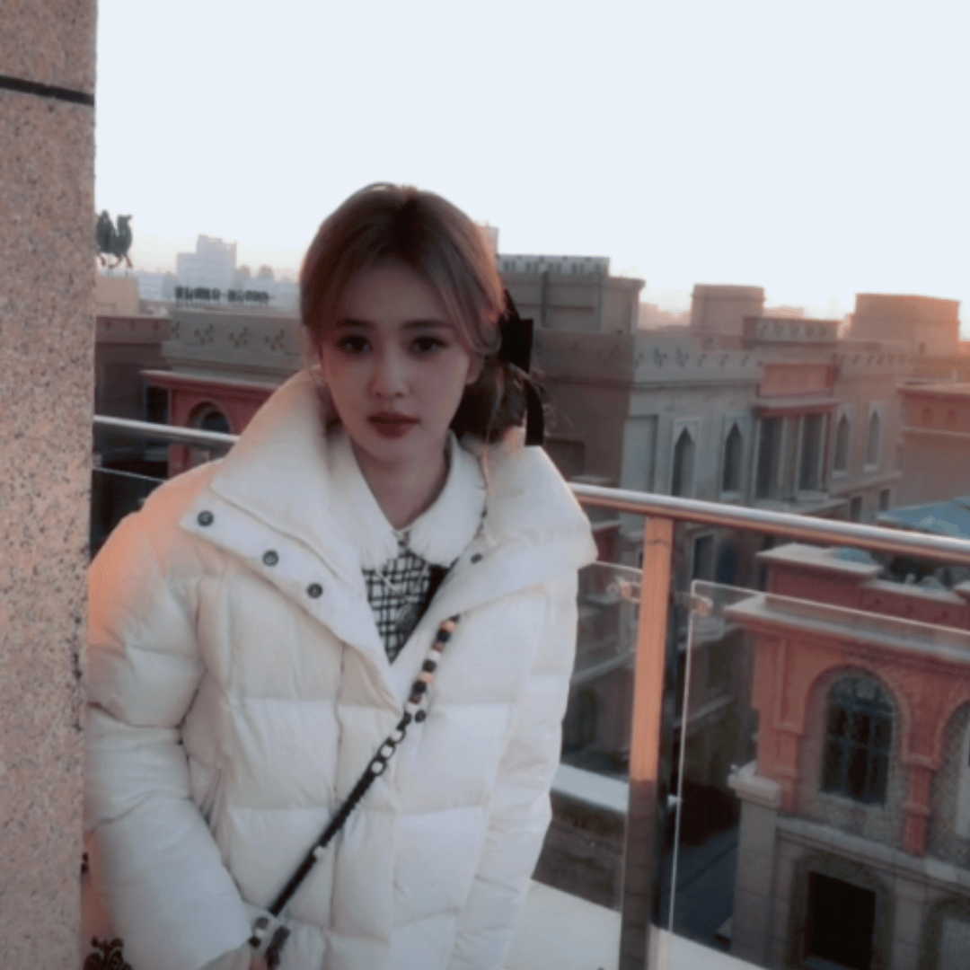 白鹿真的好可爱，穿的厚厚的，圆滚滚的，像个小手办。期待奔跑吧天路篇！