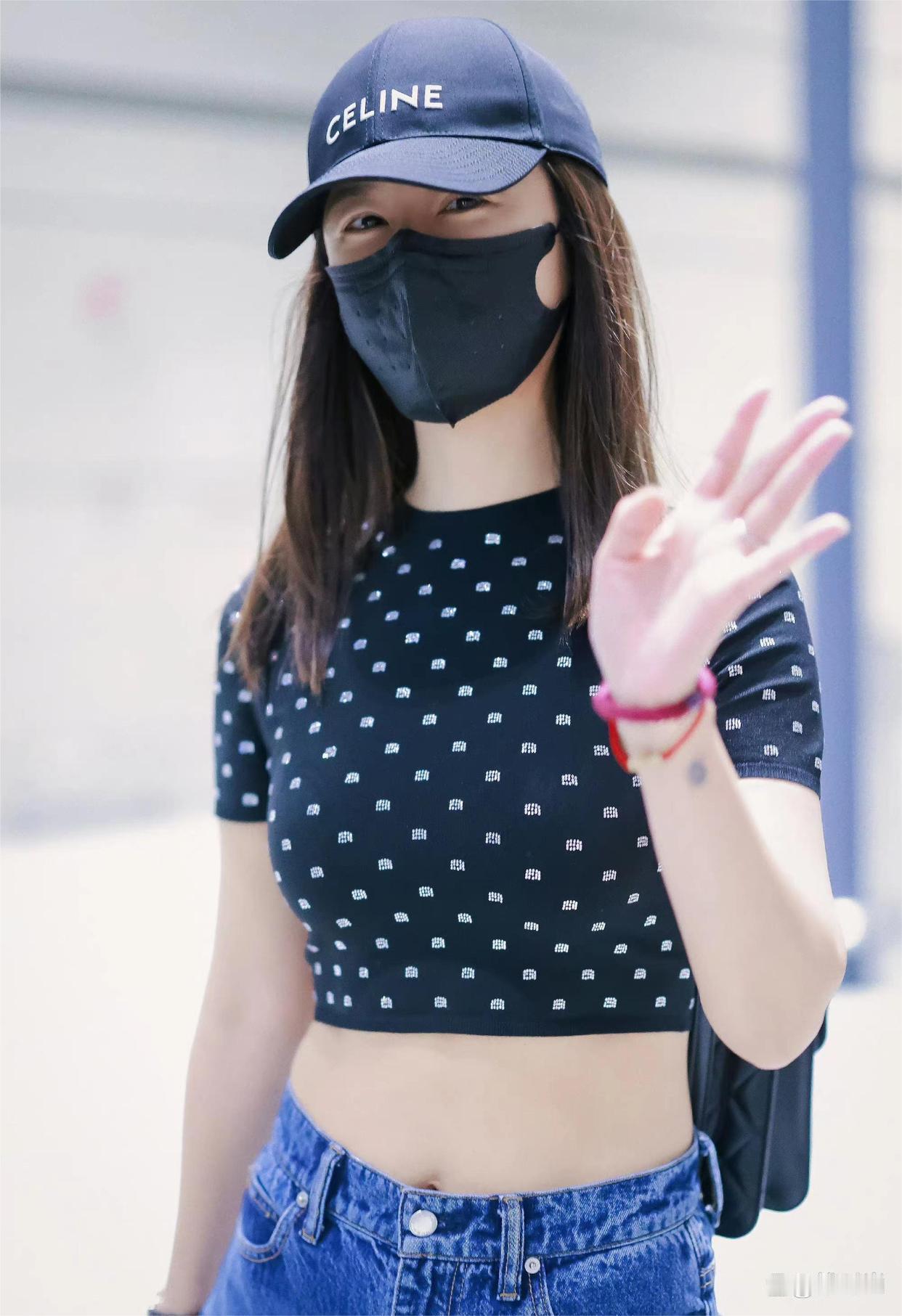 49岁林心如换新风格！露脐T恤配牛仔裤，时髦减龄超吸睛。​​​
