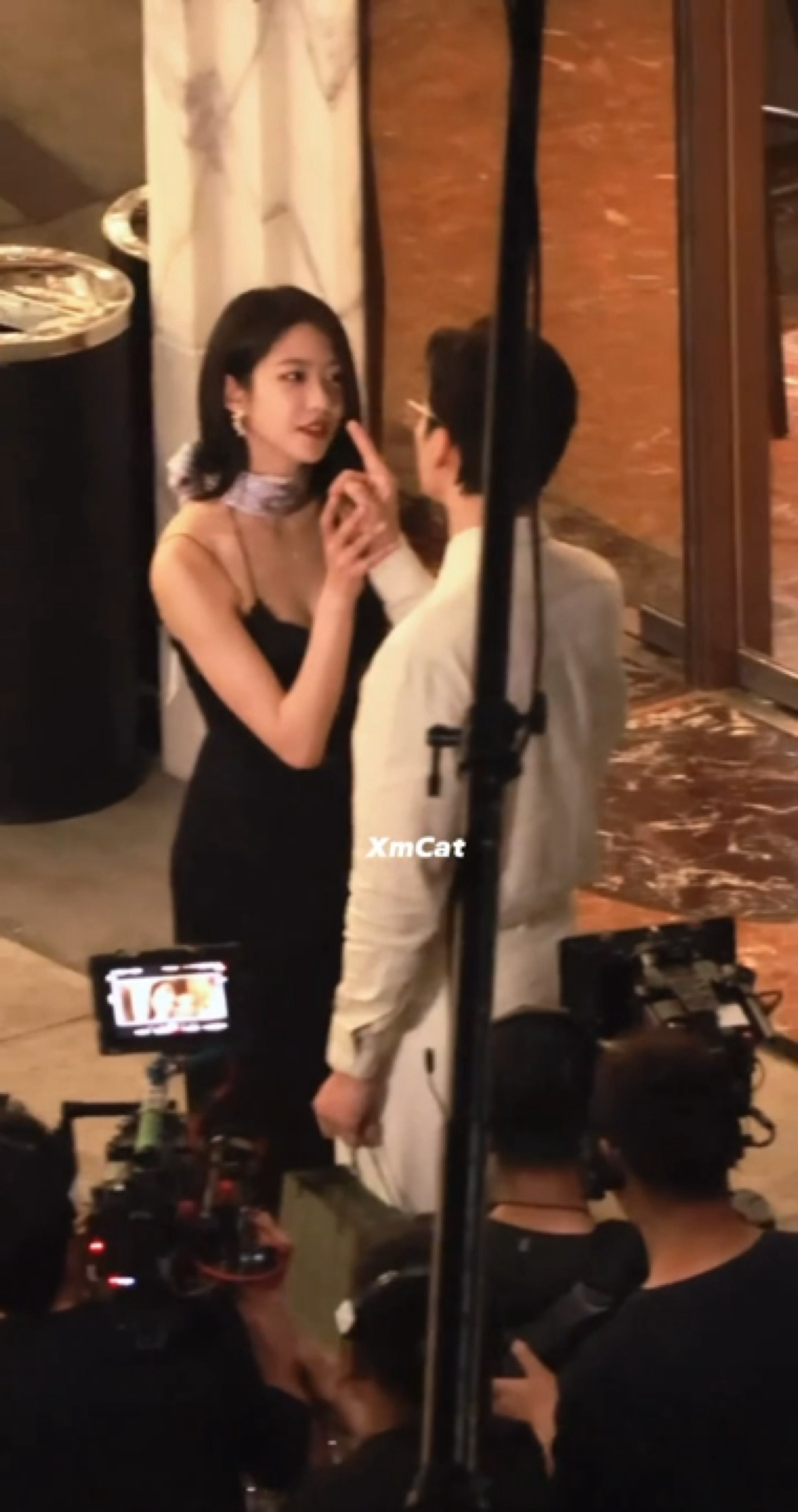 向涵之黑裙身材