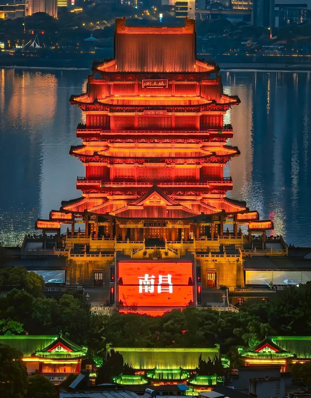 “你看，那是我们南昌的市花，好多外地游客特意摇下车窗拍照！”初夏的阳光打在南