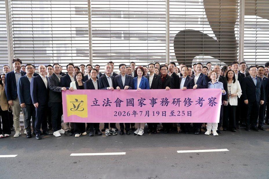 大湾区香港立法会全体89名议员前往北京，参加为期一周的国家事务研修考察。这