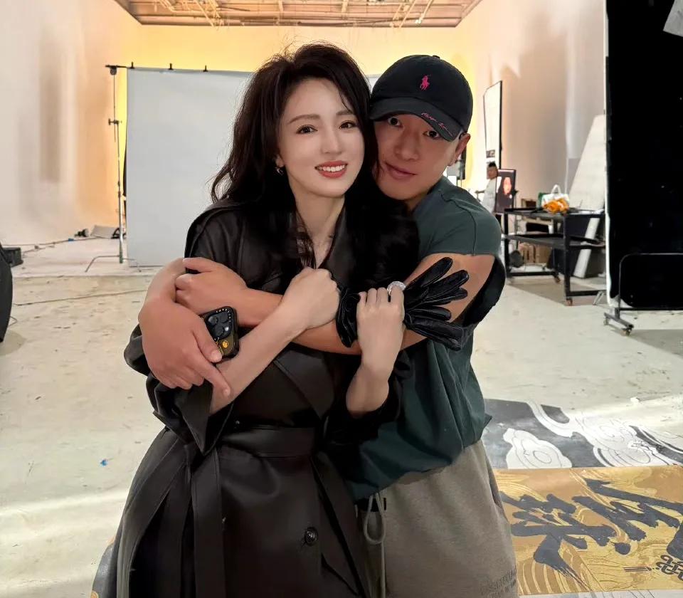 看到这张照片，不知道董璇老公张维伊会不会吃醋？都知道董璇再婚了，现任老公是比