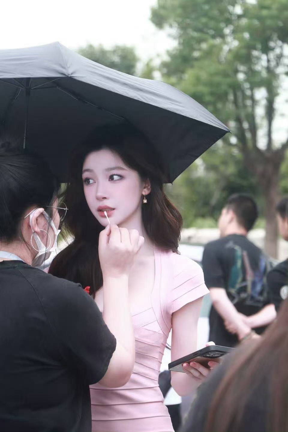易梦玲紧身裙路透