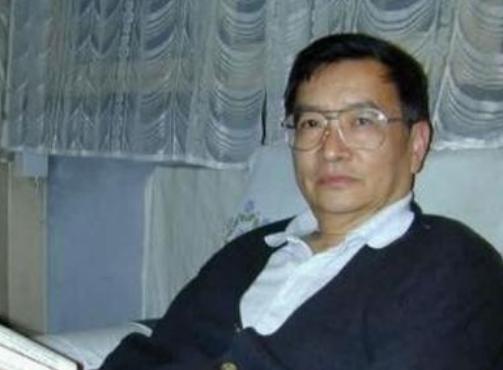 1969年，37岁梁从诫被下放江西劳动，妻子周如枚立刻提离婚，还给儿子改名换姓，