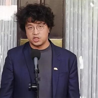 据台湾最新民调统计，被大陆通缉的台独分子沈伯洋，在台北巿长选举中，居然与蒋万安相