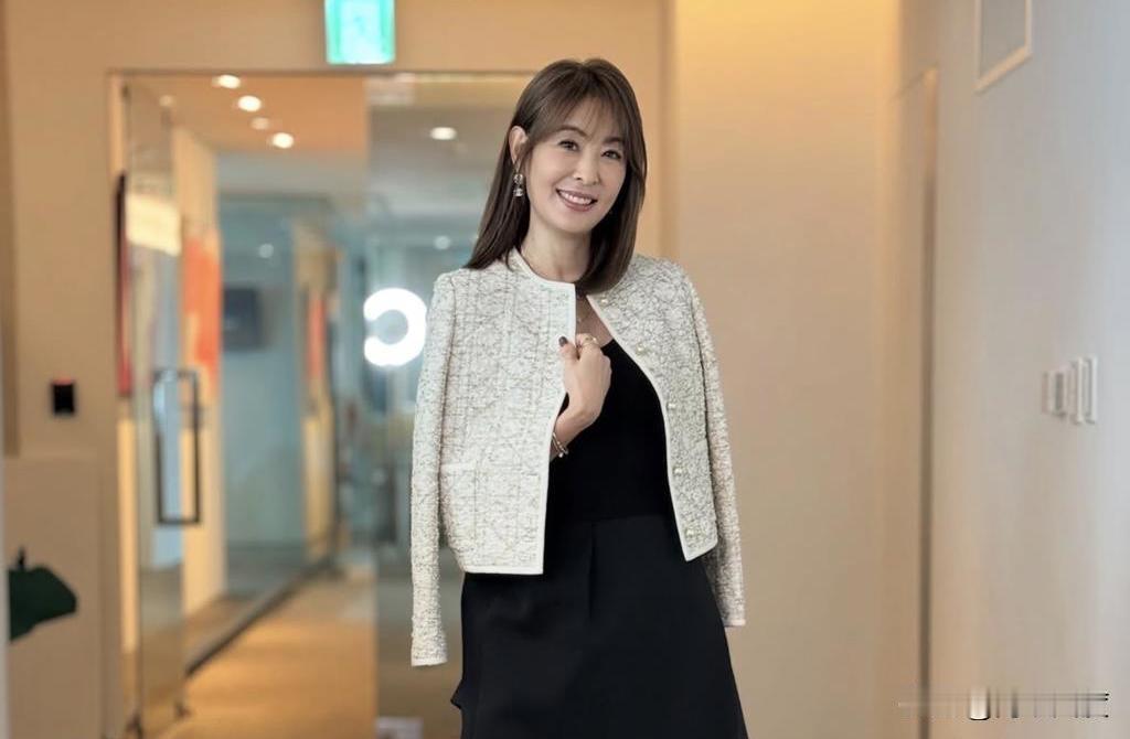 绿委提醒贾永婕立院穿衣庄重点受青鸟网暴，赖清德穿花衬衫隔空送援，贾永婕肉麻喊陪买