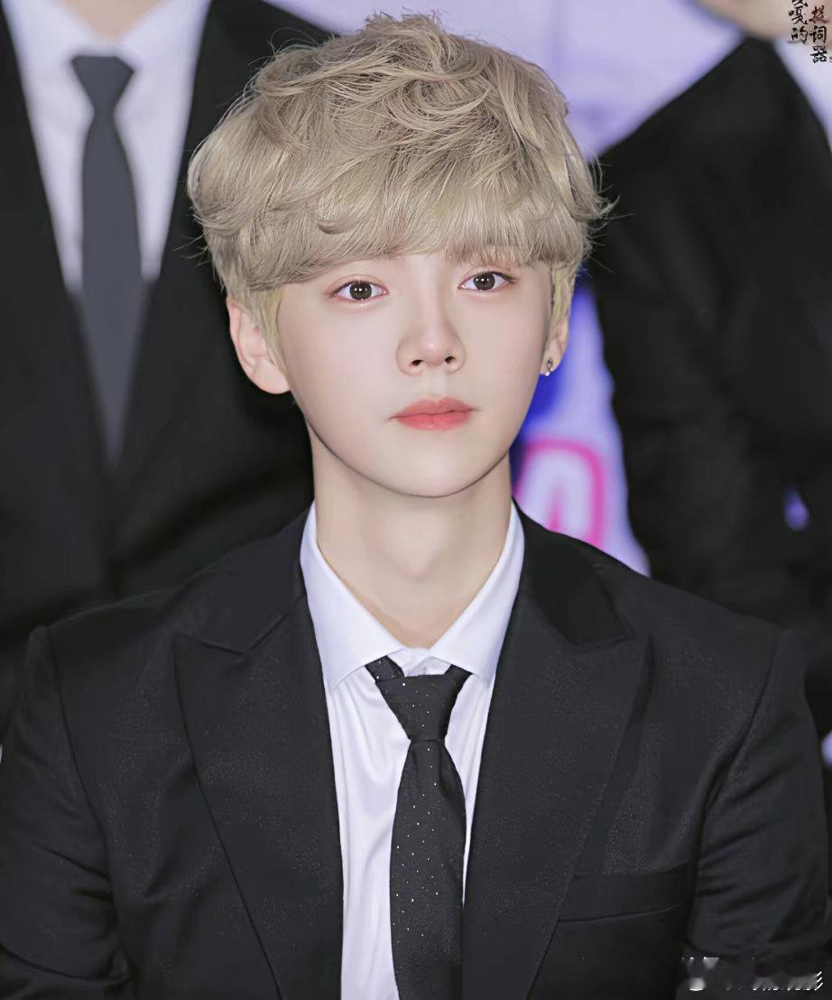 鹿晗为什么没有商务了？我个人觉得不是没有品牌找他，而是很可能是他自己不愿意接了。