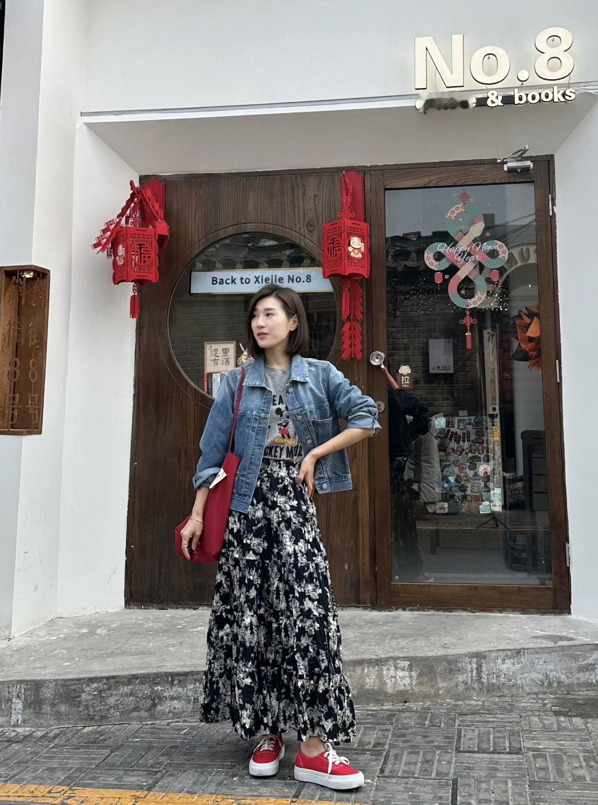 又到了穿“碎花裙”的季节啦！碎花绝对是最神奇的时尚元素，为什么这么说？以前碎