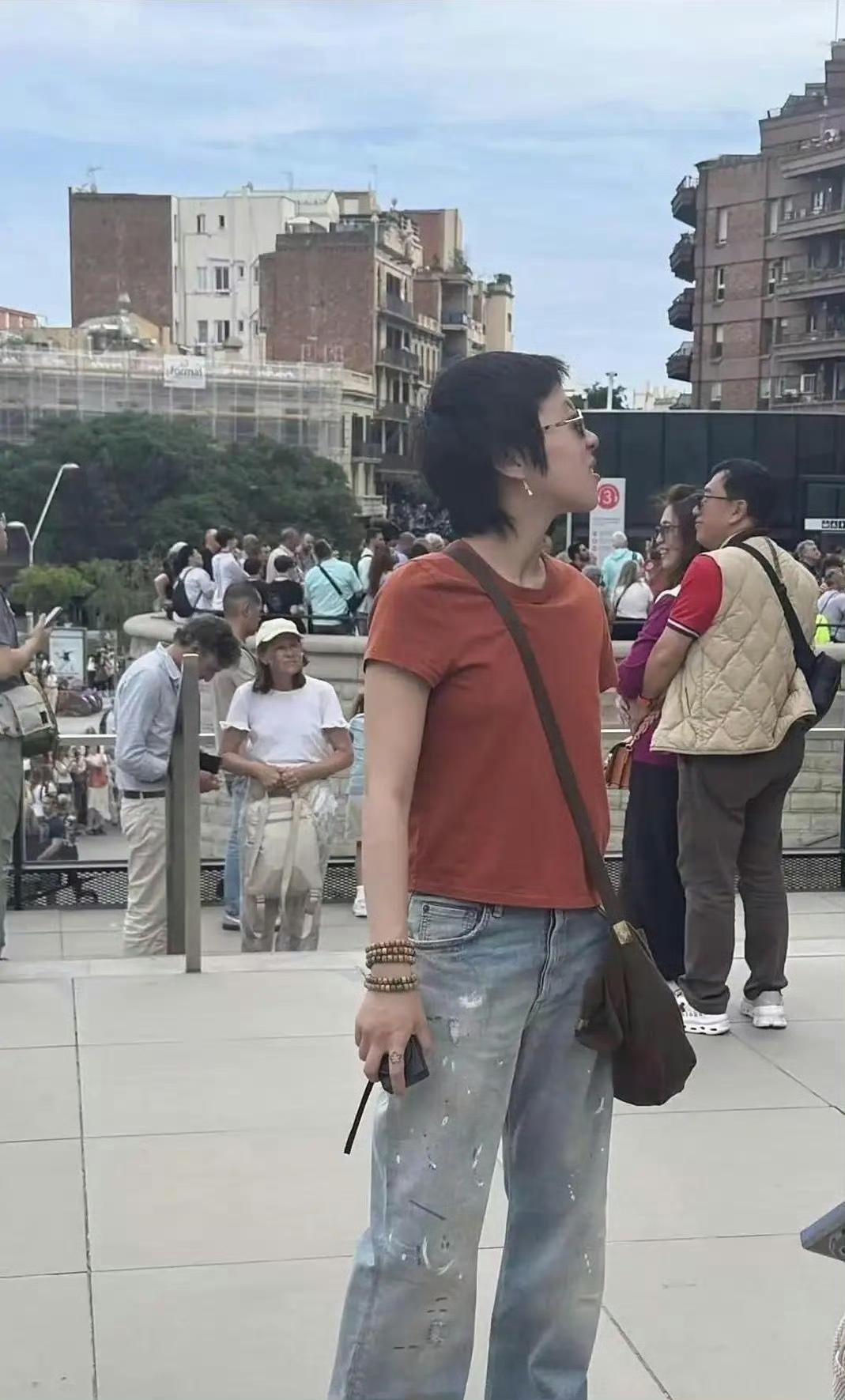 王菲女儿窦靖童在西班牙溜达，寸头配5串珠子超有个性，气质神态都超像王菲！28岁仍