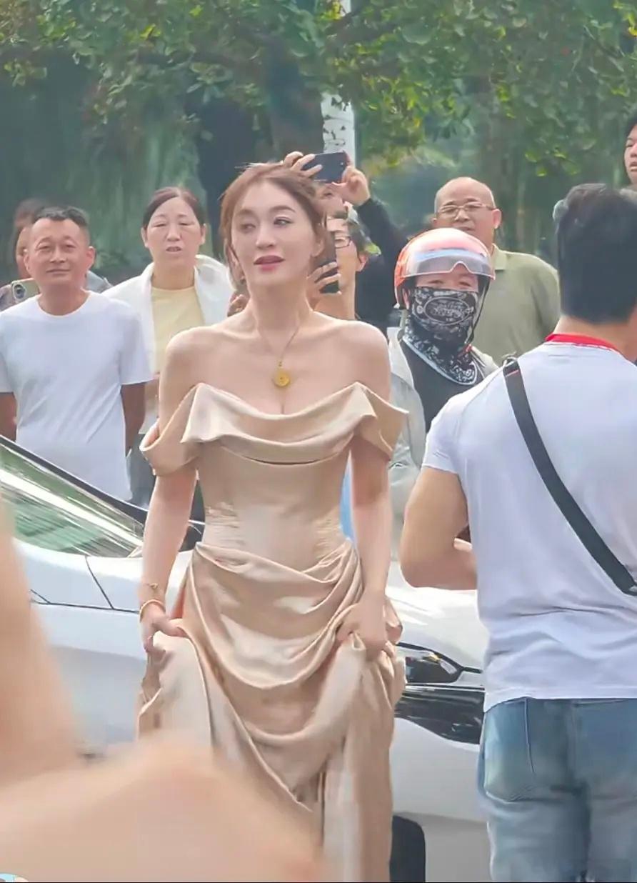 李小冉这个状态怎么样？你敢信她已经50了吗？​​​