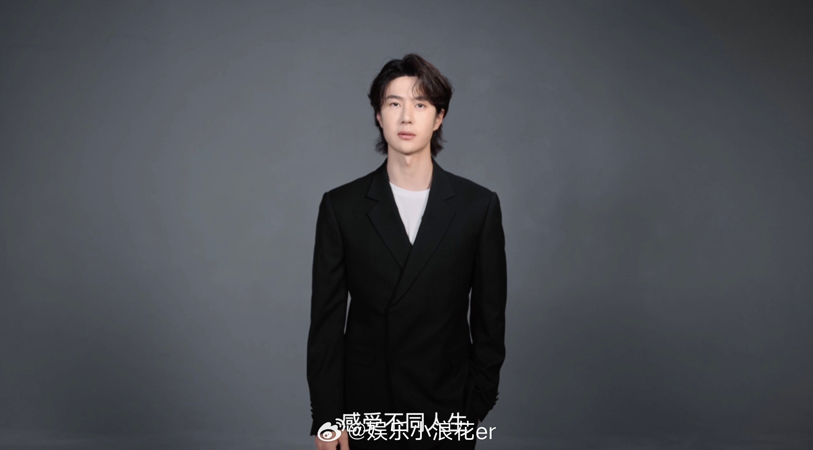 王一博Q你解锁新旅途“每一次的前行，都是无畏者的主场”，当别人犹豫不前时，他已