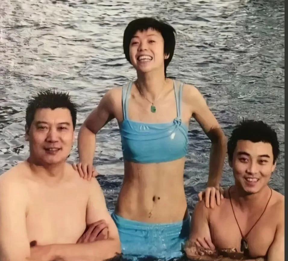 好一幅''碧波为底，双星拱月''图！这张乒坛三绝充满生机与柔情的靓照，不正是