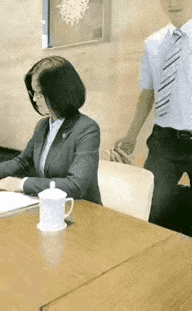 看了“为领导倒水”这幅动图，有网友调侃说：这个真的遥遥领先了，别人怎么学也是学不