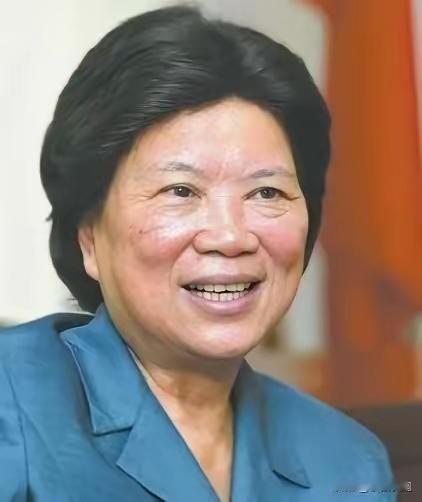 张帼英，女，广东东莞人，汉族，1937年3月生，学历大专，1951年4月参加工作