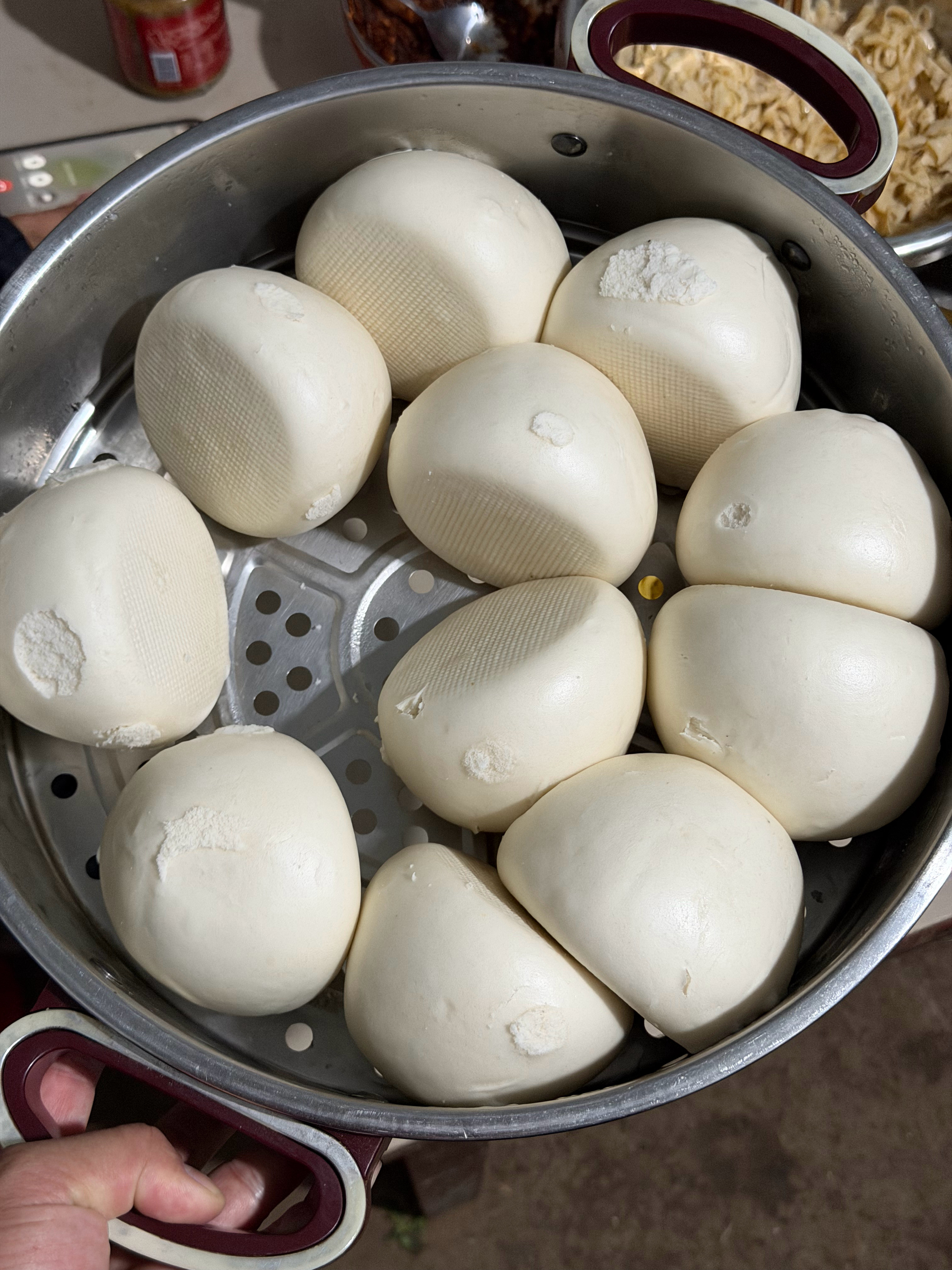 家里人多，盛菜用大盆，合情合理