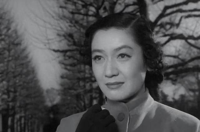 1945年，日本宣布投降，日本天皇为了保命，竟然向麦克阿瑟献上日本最美的女人，把