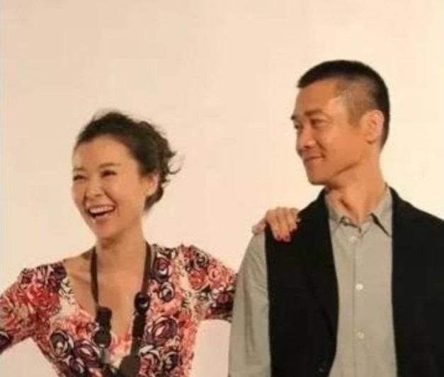 2011年，39岁的柯蓝恋上黄志忠，黄志忠不顾一切与结婚13年的琼瑶女郎何音离婚