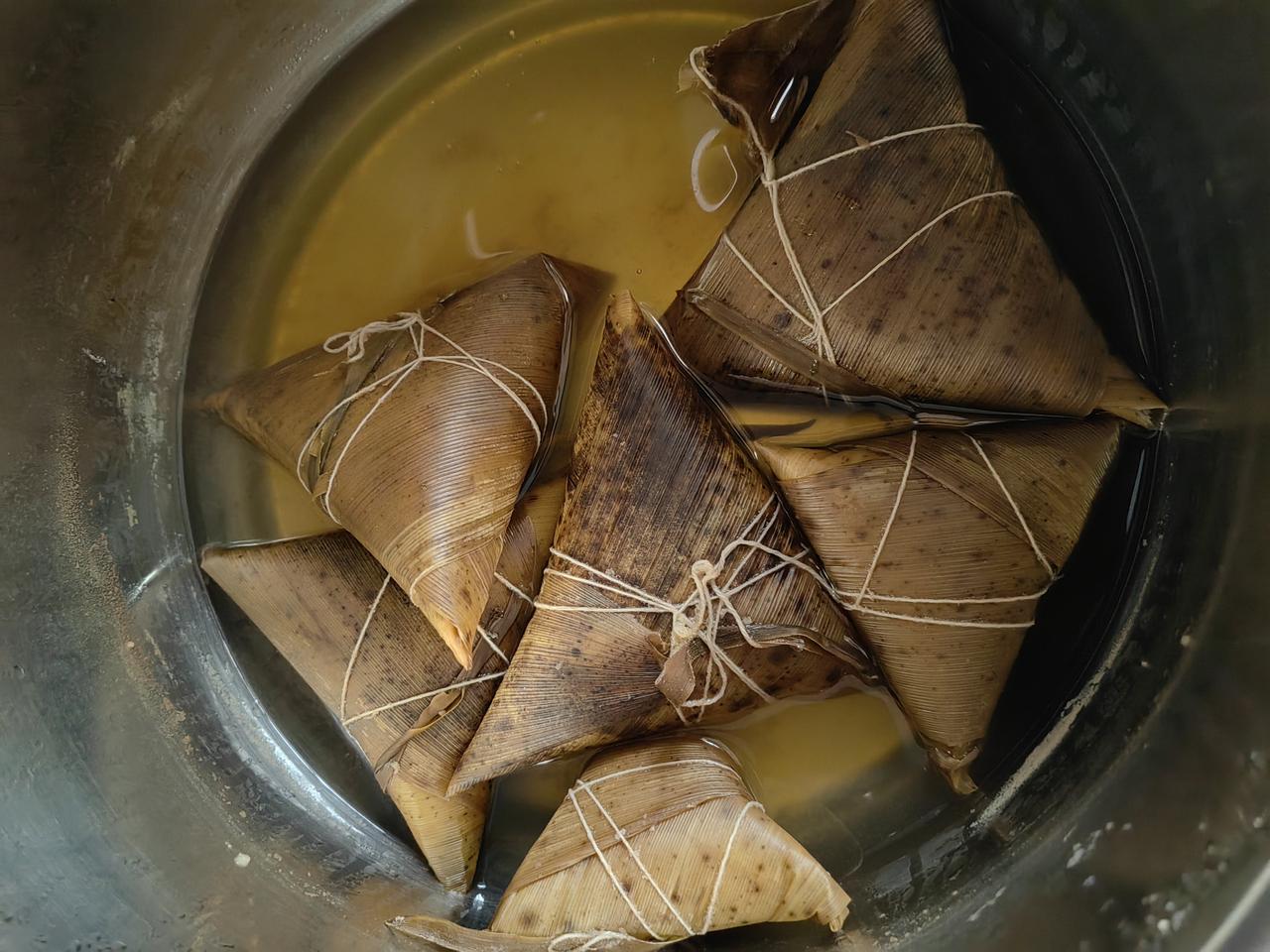 和二婚相亲男正坐在沙发上聊天，他的电话突然响起来，原来是她妈妈打过来的！大概意