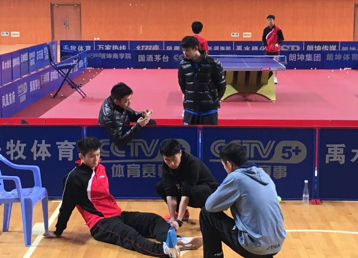 樊振东场馆热身，刘队医也在一幕一幕熟悉而又亲切。【老图新发】