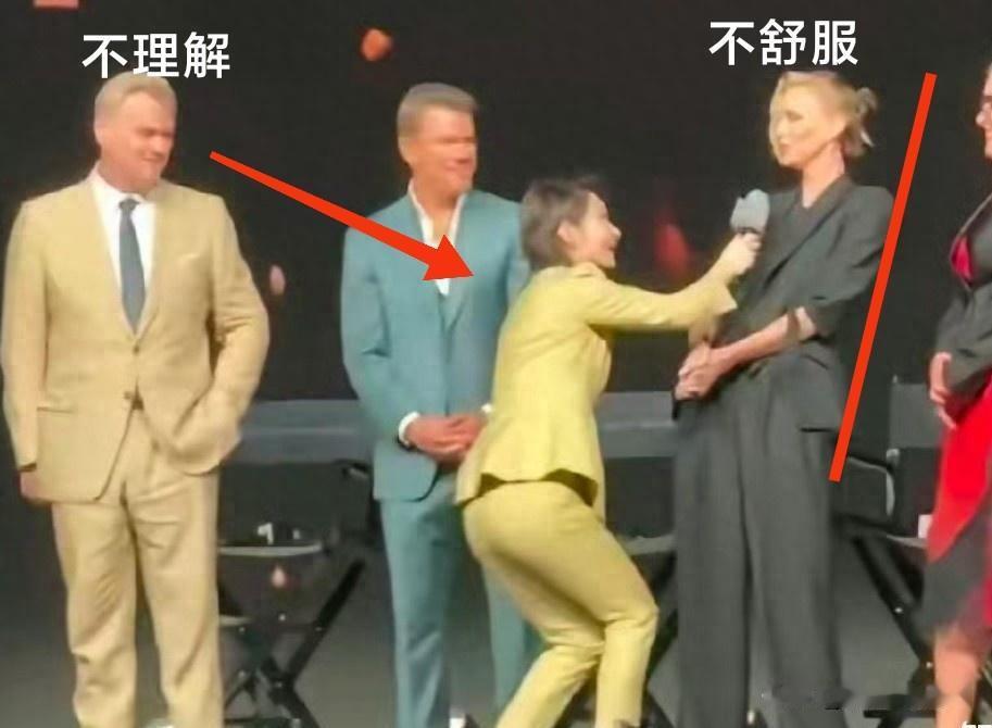 上海女主持人“屈腿弯腰”采访老外。从这些老外的肢体语言来看，他们也是非常不舒服的