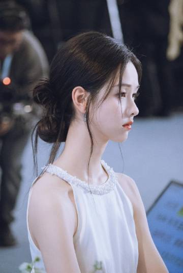 陈都灵行走的绿荷花陈都灵把绿色穿成了自己的底色！清雅如荷，风骨如竹。这袭绿荷旗