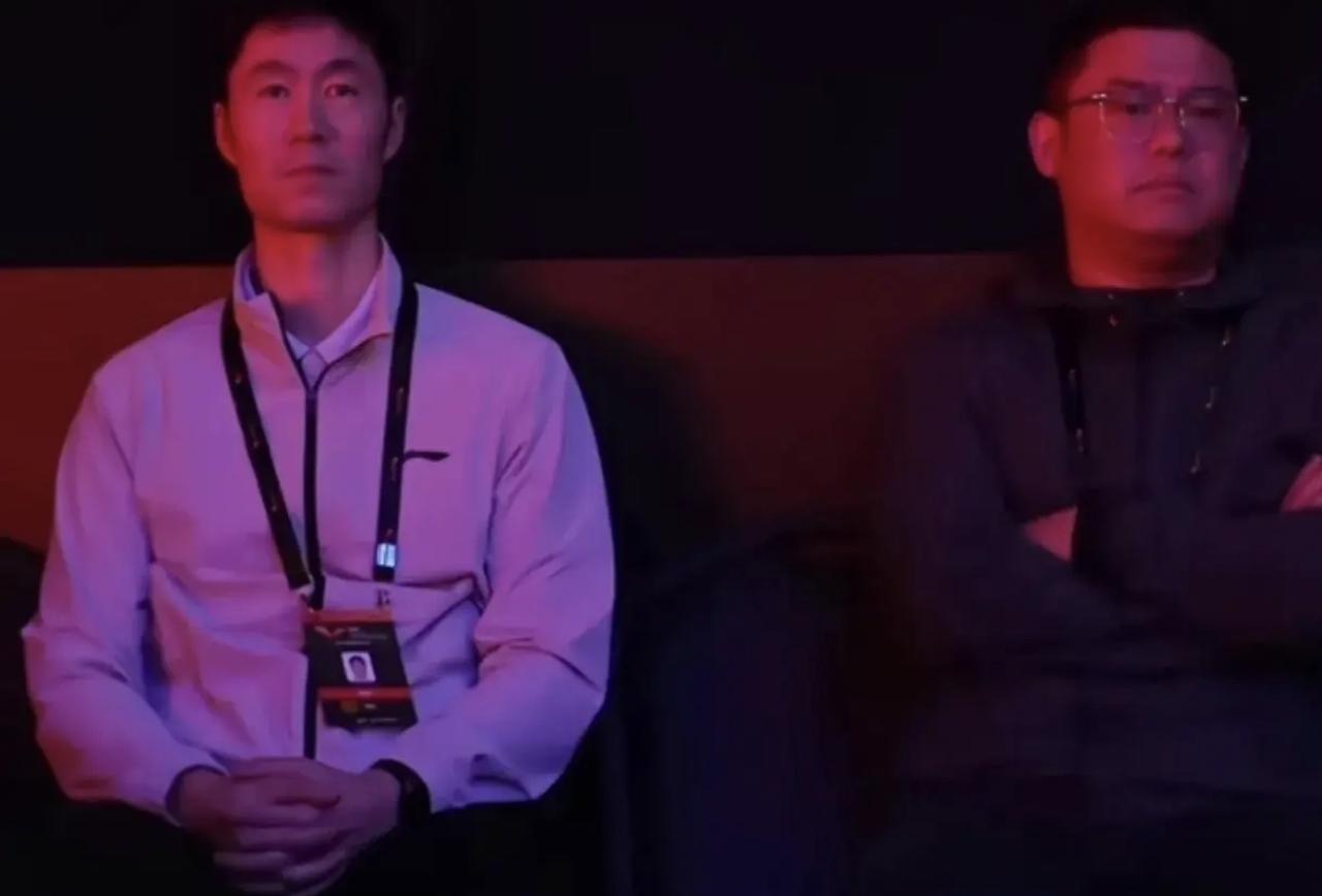 莎莎退赛：有谁注意到王励勤的担心表情？莎莎受伤时，王励勤眉头紧锁，他双手握紧