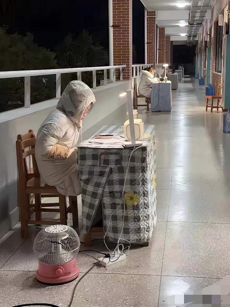 真不知道这又是哪位校长拍脑袋想出的“高招”，把老师的办公桌直接挪到了寒风嗖嗖的走