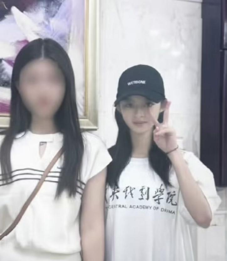 黄杨钿甜顺利到中戏报到了。看到了吗？不管大众有多愤怒，对她、对她家都毫无影响。她