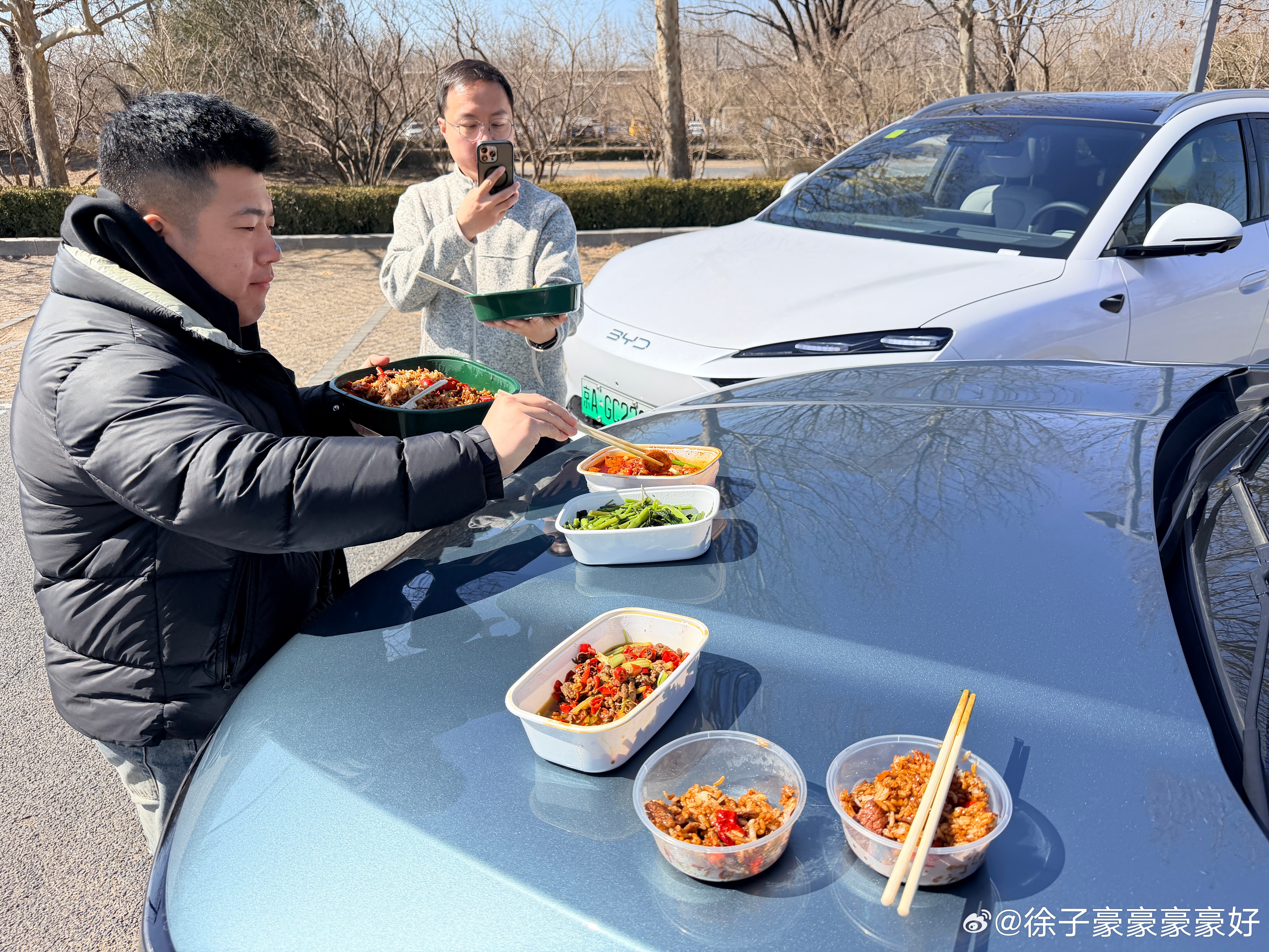 锻炼累的跟狗一样不容易，实在想控制饭量，中午就没点主食，从摄像编导大哥那分了两小