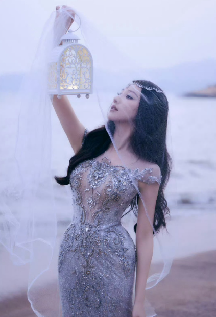 谁被王鹤润爱奇艺之夜造型美晕！海边提灯搭配碎钻紧身人鱼裙，完美勾勒逆天身材曲线，