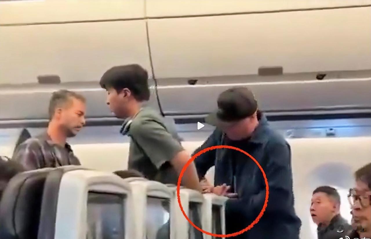 一男子带着家人去美国追梦，结果孩子在飞机上吵闹、骚扰其他乘客他不管，但是一陌生乘