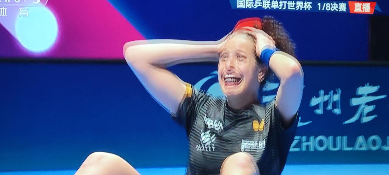 汉娜·高达4:3淘汰老将袁嘉楠，倒地庆祝，喜极而泣，在1/4决赛中，将迎战莎莎！