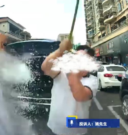 太嚣张了！广东东莞，因前车没让自己先走，男子一怒之下，竟然将前车别停，然后用高尔