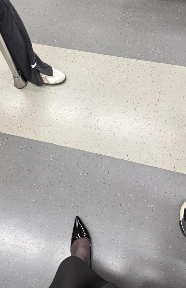 终于弄明白了为什么穿高跟鞋的人越来越少了。不是女生不爱美了，也不是高跟鞋不好看