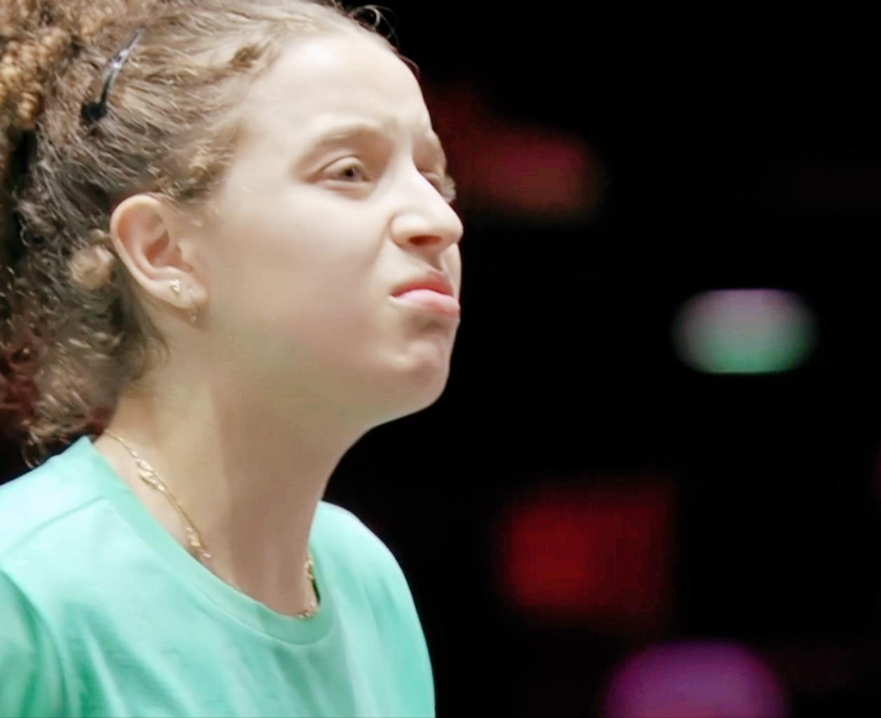 张本美和与高达的比赛，居然还有人喊：张本美和，加油！我看了一下，这个人