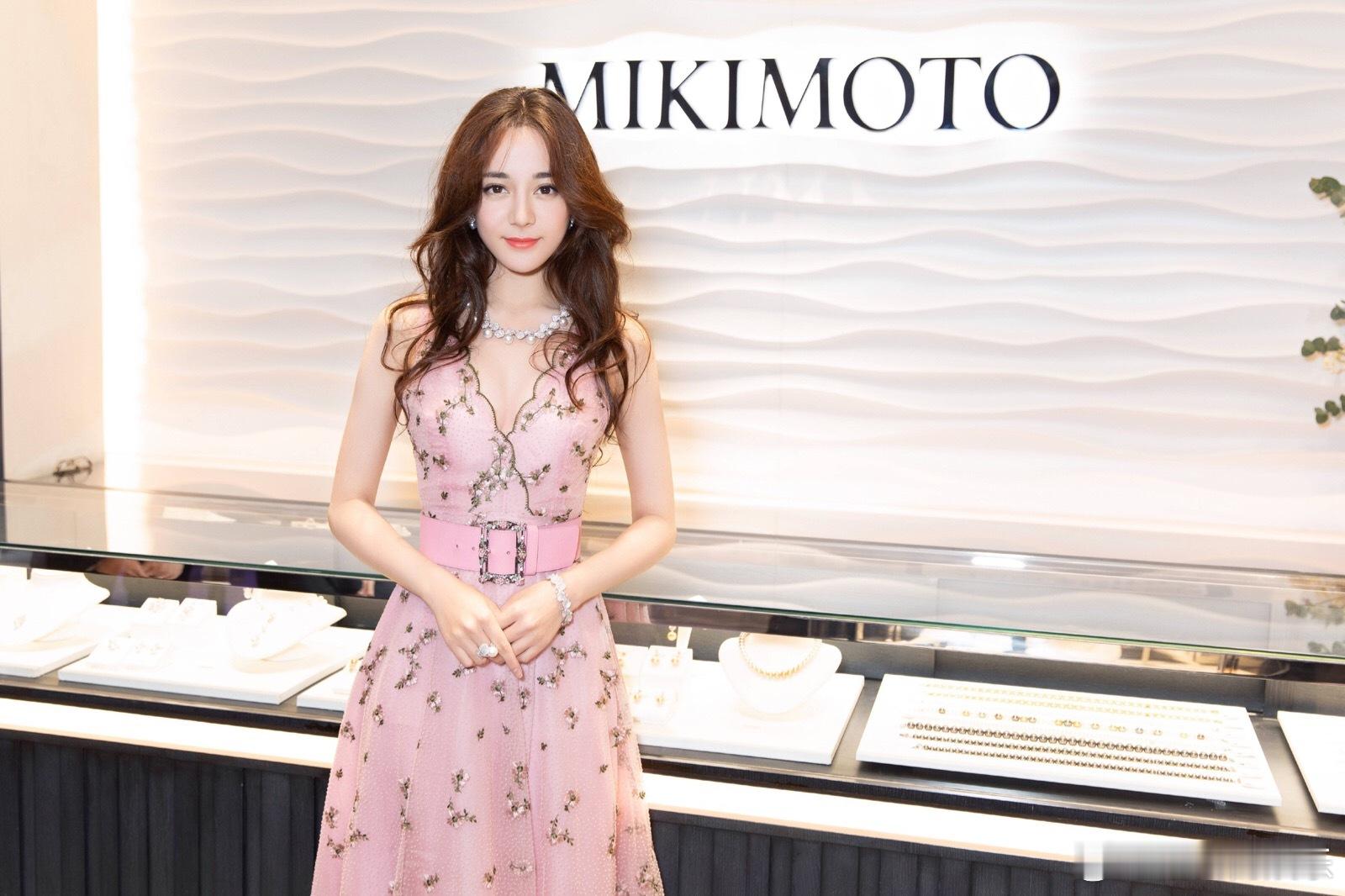 杨幂走了，迪丽热巴也走了。嘉行两大顶流先后独立，这意味着什么？热巴13年青春，撑