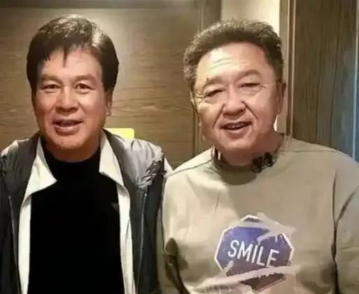 活久见！71岁朱时茂和56岁于谦同框，前者精气神十足，后者略显沧桑，看着完全不像
