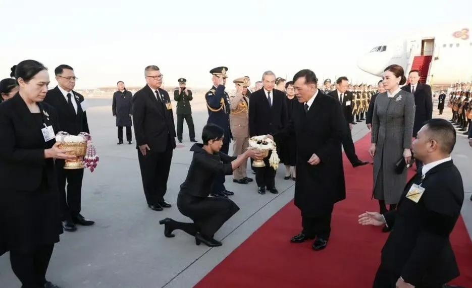 这泰国国王出山了，没想到啊，50年了，首次居然能够来访问中国，泰国国王呢先后和王