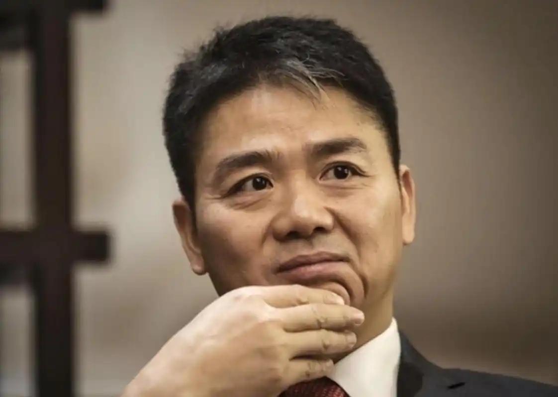 你知道刘强东为什么会有一撮白头发吗？ 并不是奶茶妹妹特意给刘强东做的造型，而是