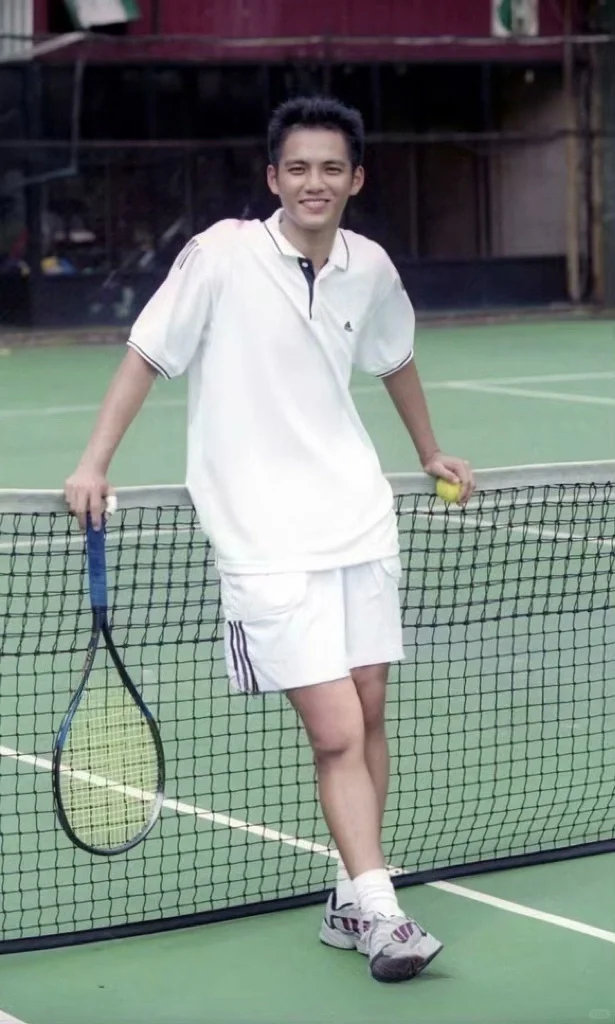  生日仪式感天花板！钟汉良生日当天跑马拉松兑现粉丝邀约，凌晨热身备战上马，沿途